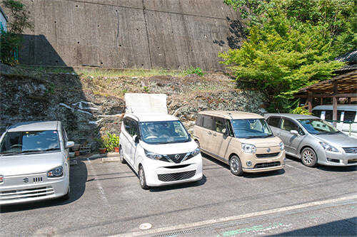 中道側駐車場